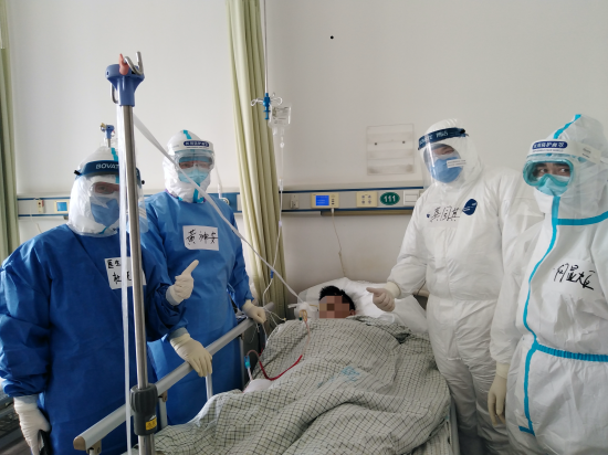 参与新冠合并肝硬化大出血患者抢救的何显炬 参与新冠合并肝硬化大出血患者抢救的何显炬