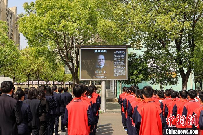 4月20日,在潘际銮院士的家乡江西瑞昌,社会各界群众自发组织各种悼念活动追思缅怀潘际銮院士。 魏东升 摄 4月20日,在潘际銮院士的家乡江西瑞昌,社会各界群众自发组织各种悼念活动追思缅怀潘际銮院士。 魏东升 摄