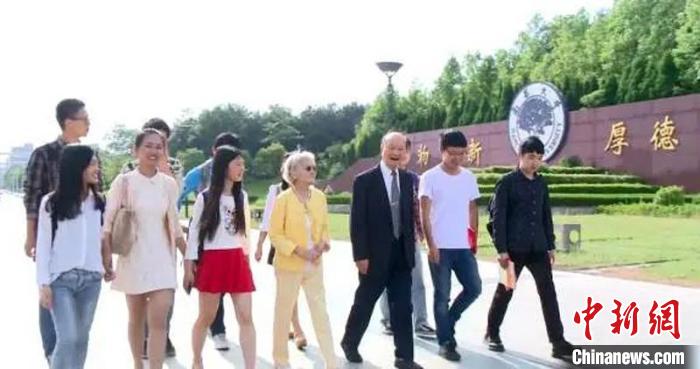 图为潘际銮院士经常回到南昌大学与学校师生交流。(资料图) 南昌大学 供图 图为潘际銮院士经常回到南昌大学与学校师生交流。(资料图) 南昌大学 供图