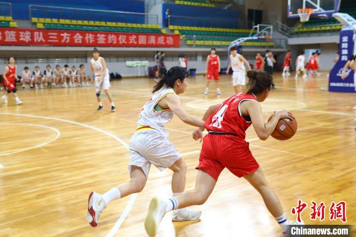 签约仪式后,现场还举行了江西省U22和U18篮球友谊赛。 刘占昆 摄 签约仪式后,现场还举行了江西省U22和U18篮球友谊赛。 刘占昆 摄