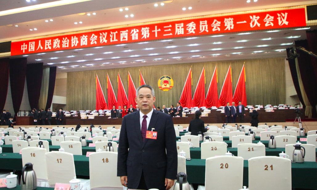 江西省政协委员,农工党江西省委会副主委、农工党南昌大学委员会主委,南昌大学第一附属医院副院长、南昌市第一医院院长乐爱平