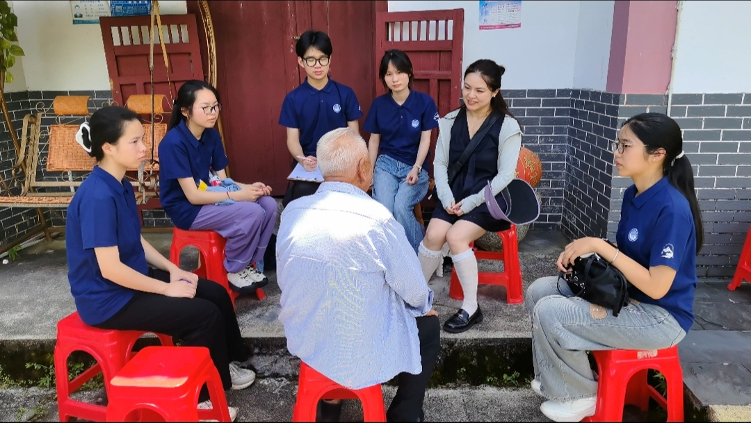 实践队员与老师拜访神山村老书记.png