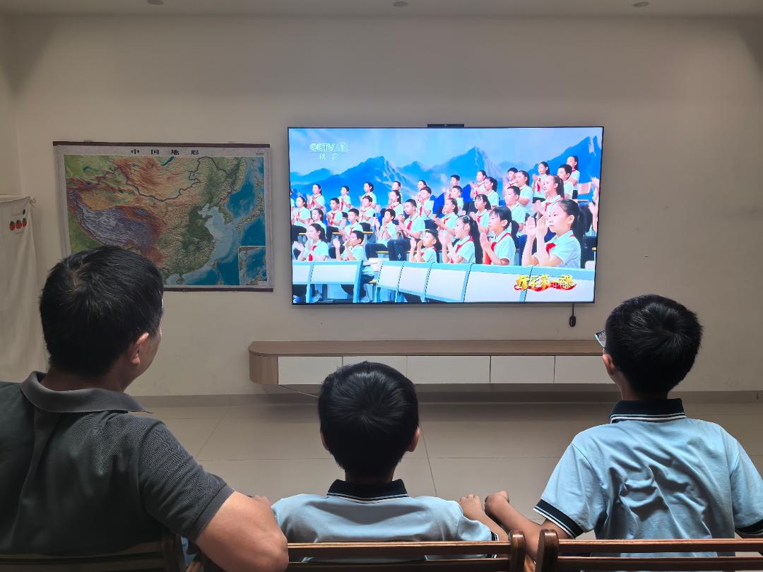 育新学校学生正在观看《开学第一课》2.jpg